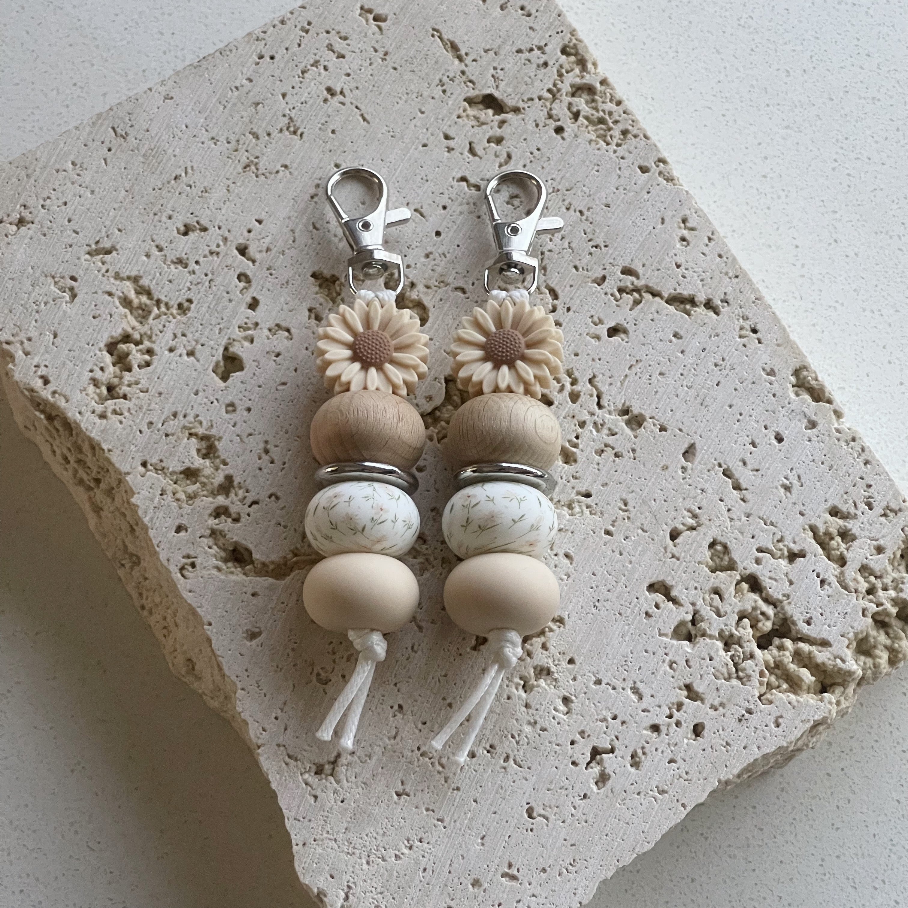 'Cream Daisy' Keyring – Simple Chic Designs